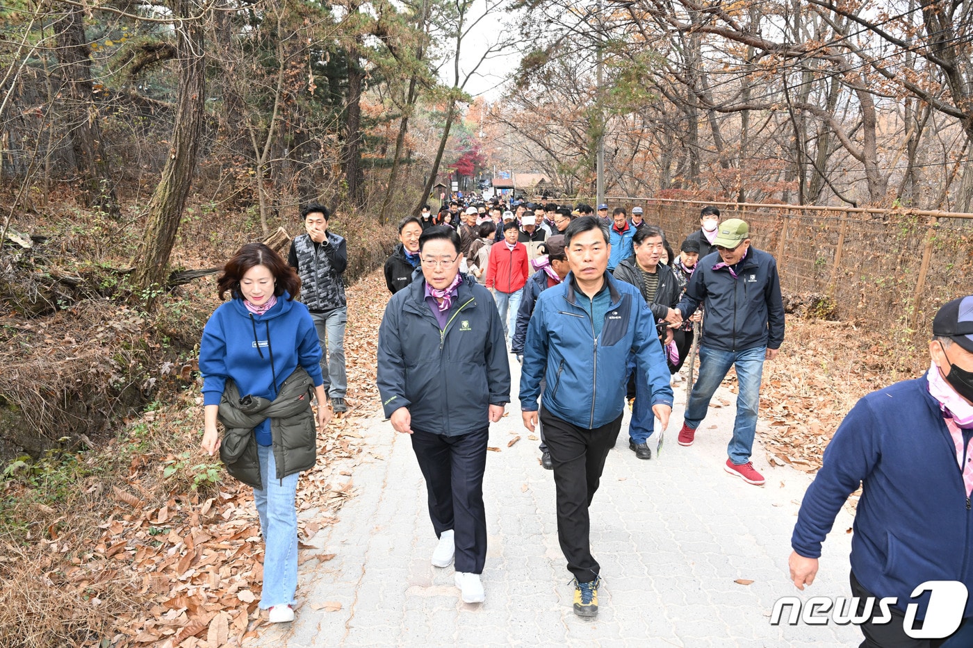 우이령길을 걷는 양주시민들 &#40;사진제공=양주시&#41;