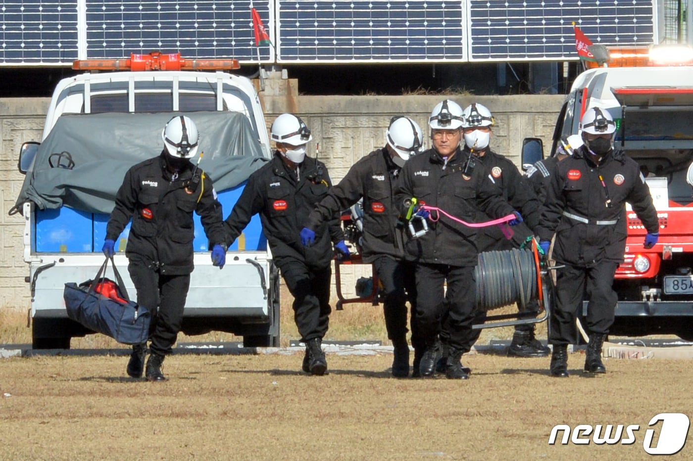 15일 오전 경북 포항시가 남구 만인당 옆 운동장에서 열린 산불감시원 발대식에서 남·북구청 소속 산불전문진화대원들이 기계화장비를 이용한 진화시연을 펼치고 있다. 2022.11.15 (뉴스1 자료사진) ⓒ뉴스1 최창호 기자