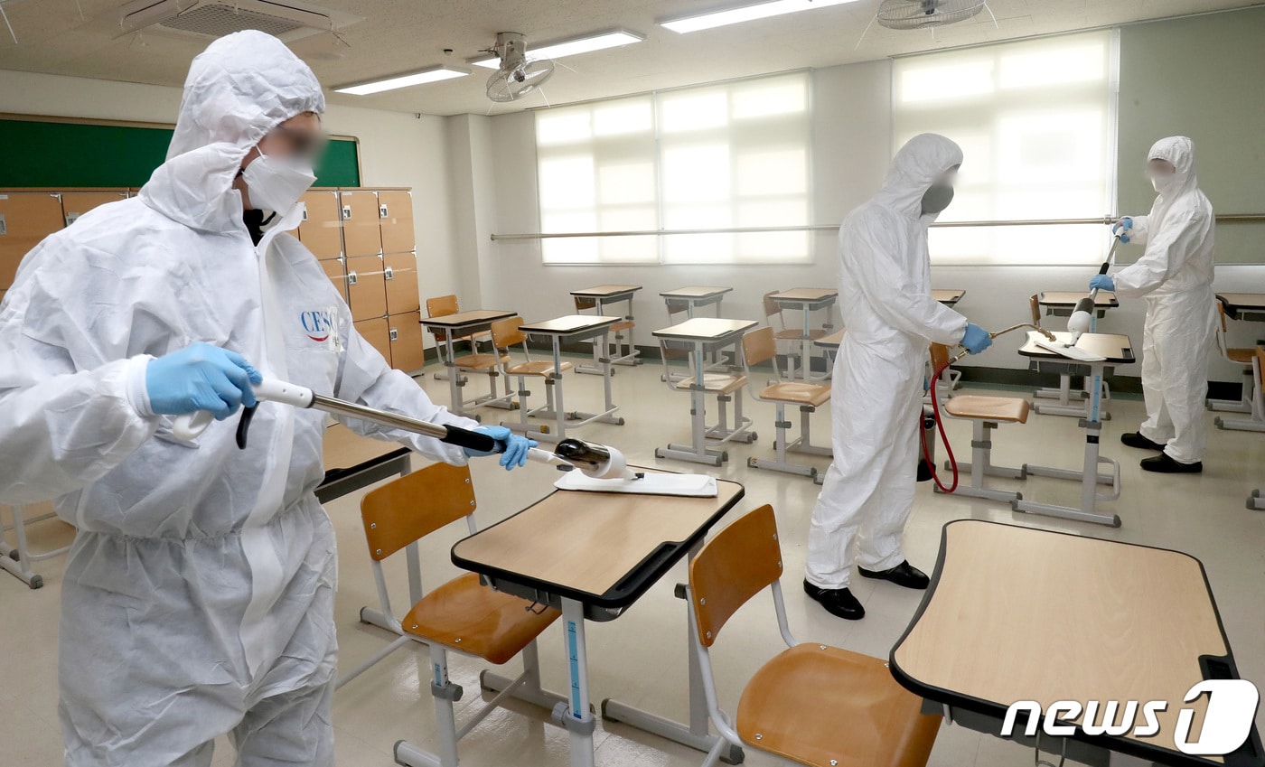 2023학년도 수능시험을 이틀 앞둔 15일 대전 서구 괴정고등학교에서 방역업체 관계자들이 시험실 방역을 하고 있다. 2022.11.15/뉴스1 ⓒ News1 김기태 기자