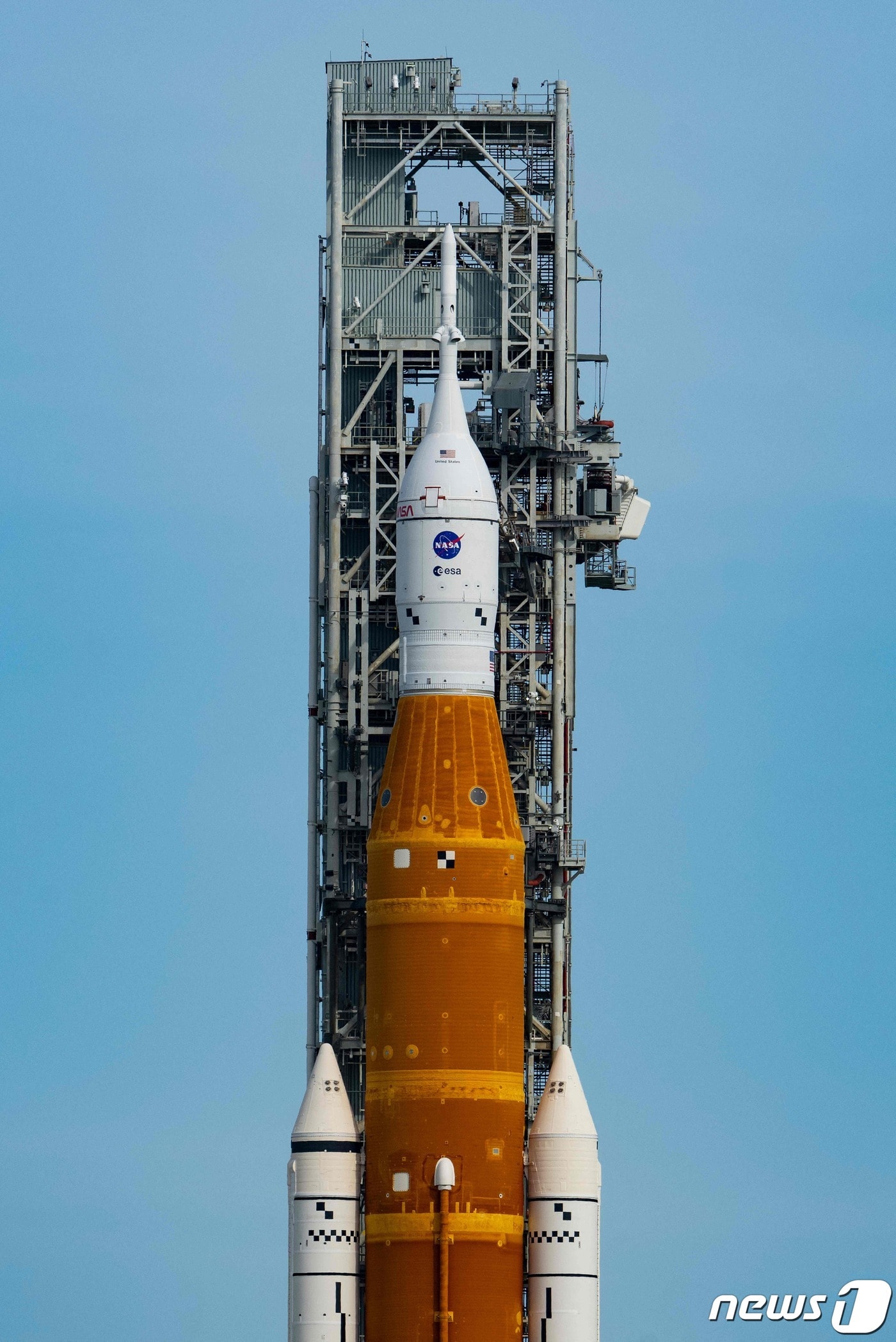 네 차례 발사가 연기됐던 미국 항공우주국(NASA·나사)의 유인 달 탐사 '아르테미스(Artemis) I(1호)'가 15일(현지시간) 발사를 하루 앞두고 연료를 공급하는 등 발사 준비에 박차를 가하고 있다. 아르테미스 1호는 오는 16일 오전 1시4분(한국시간 16일 오후 3시4분) 플로리다주(州) 케네디우주센터(KSC) 발사대 39B에서 발사될 예정이다. 22.11.15 ⓒ AFP=뉴스1 ⓒ News1 김예슬 기자