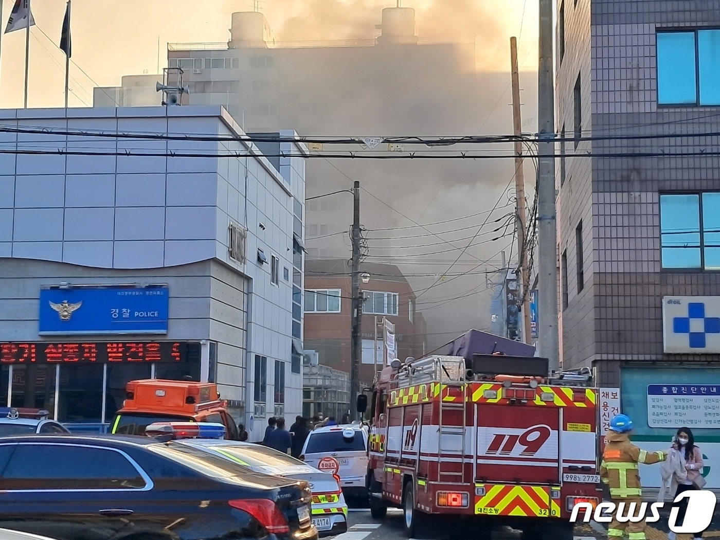 16일 대전 중구 중촌동 한 문구점에서 화재가 일어나 소방당국이 화재를 진압하고 있다. /뉴스1