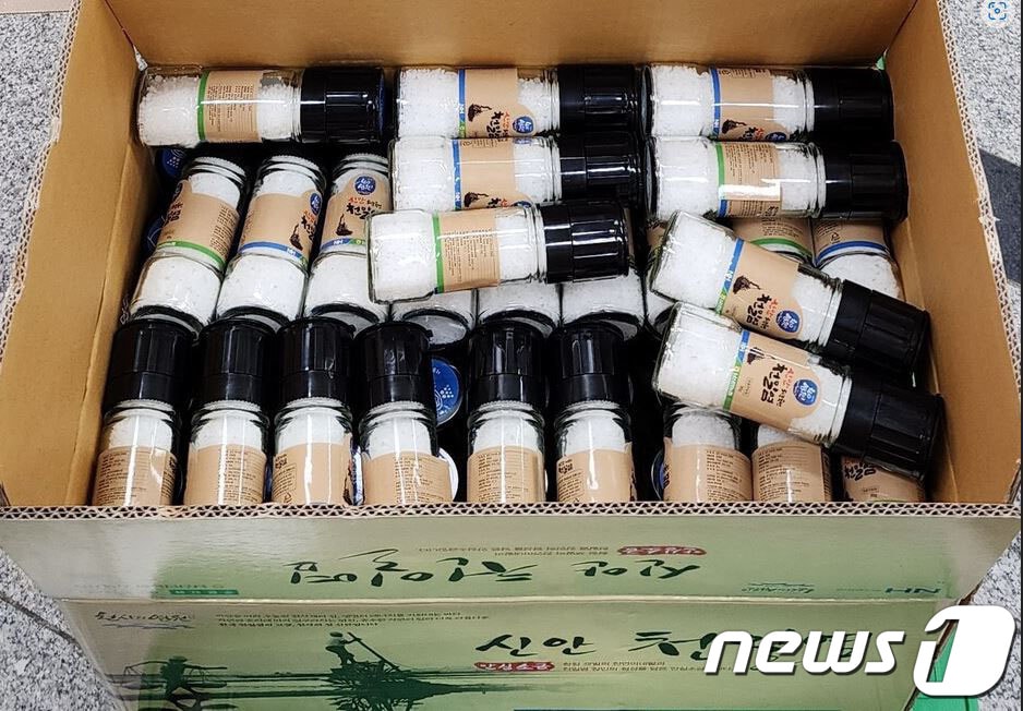 신안신의중학교 학생들이 온라인 실시간 국제교류수업을 진행해온 말레이시아 중학생들에게 보낸 천일염 선물.(신안신의중 제공)2022.11.16/뉴스1 ⓒ News1 