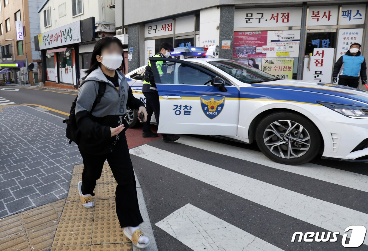 2023학년도 대학수학능력시험이 치러진 17일 오전 울산 남구 울산여자고등학교 앞에서 경찰차를 타고 온 수험생이 입구로 뛰어가고 있다. 2022.11.16/뉴스1 ⓒ News1 윤일지 기자