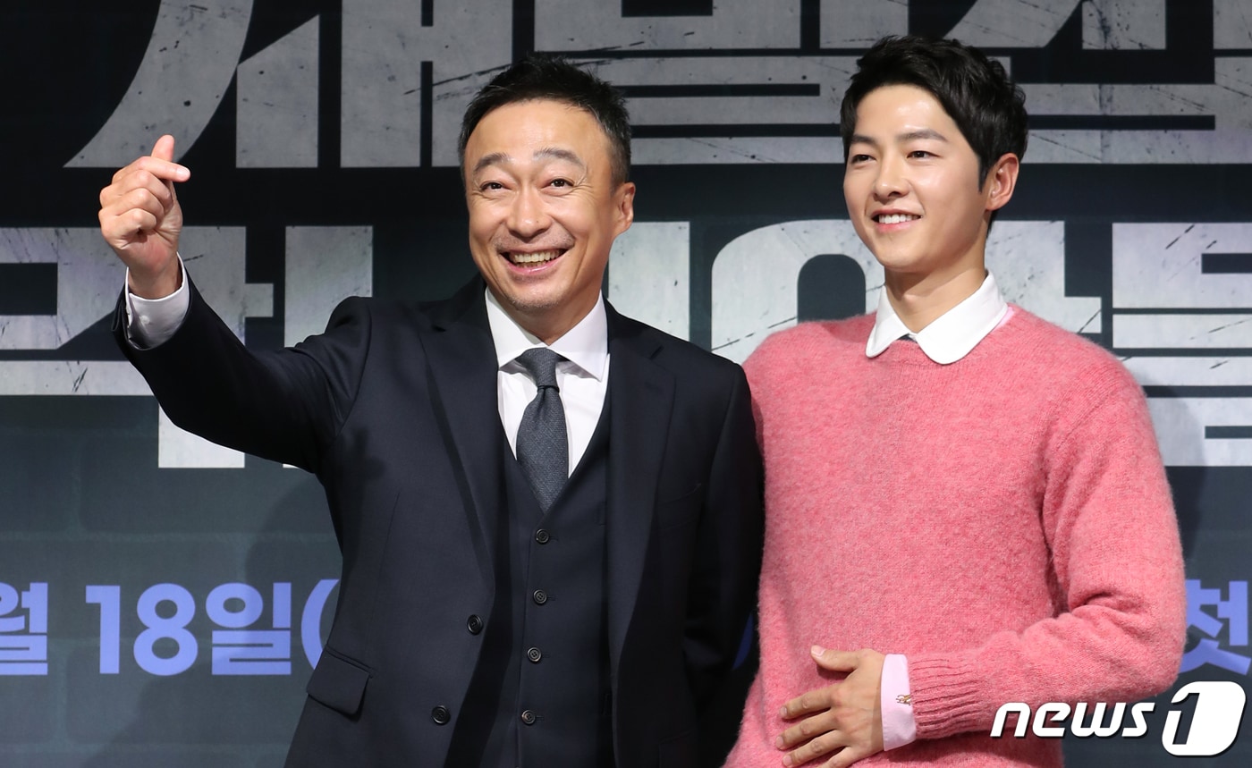 배우 이성민과 송중기(오른쪽)가 17일 오후 서울 여의도 페어몬트 앰배서더 호텔에서 진행된 JTBC 금토일드라마 '재벌집 막내아들'(연출 정대윤/극본 김태희) 제작발표회에서 포즈를 취하고 있다. '재벌집 막내아들'은 재벌 총수 일가의 오너리스크를 관리하는 비서 윤현우(송중기 분)가 재벌가의 막내아들 진도준(송중기 분)으로 회귀해 인생 2회차를 사는 판타지 회귀물이다. 2022.11.17/뉴스1 ⓒ News1 권현진 기자