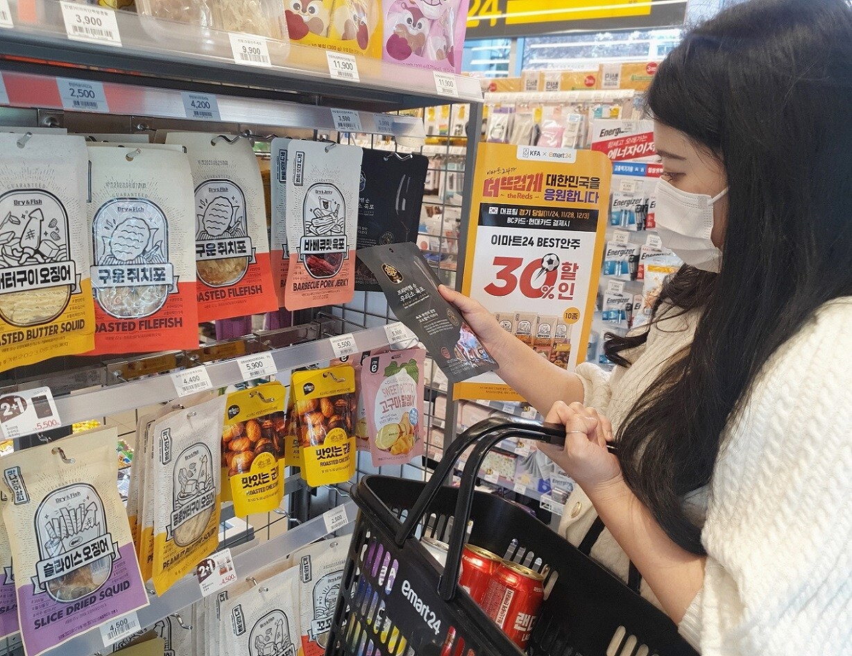 이마트24 매장에서 고객이 안주 상품을 구입하고 있다.(이마트24 제공)