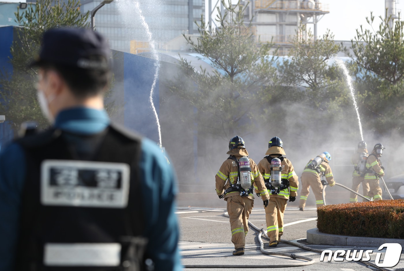 경기 수원시 영통구 삼성전기 후문에서 열린 &#39;2022년 수원시 재난대응 안전한국훈련&#39;에서 훈련 관계자들이 유해화학물질 유출 및 화재 대응 훈련을 하고 있다. 2022.11.18/뉴스1 ⓒ News1 김영운 기자