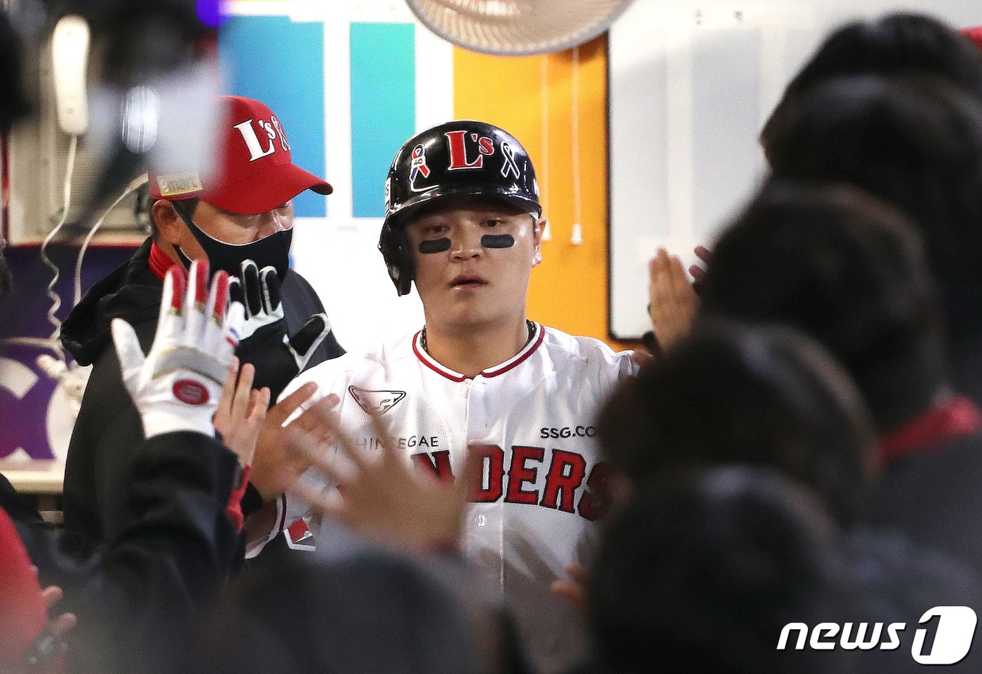 2일 오후 인천시 미추홀구 SSG 랜더스필드에서 열린 프로야구 '2022 신한은행 SOL KBO 포스트시즌' 한국시리즈 2차전 키움 히어로즈와 SSG 랜더스의 경기 1회말 무사 만루 상황 SSG 한유섬의 밀어내기 볼넷으로 득점한 3루주자 추신수가 더그아웃에서 동료들과 하이파이브를 나누고 있다. 2022.11.2/뉴스1 ⓒ News1 임세영 기자