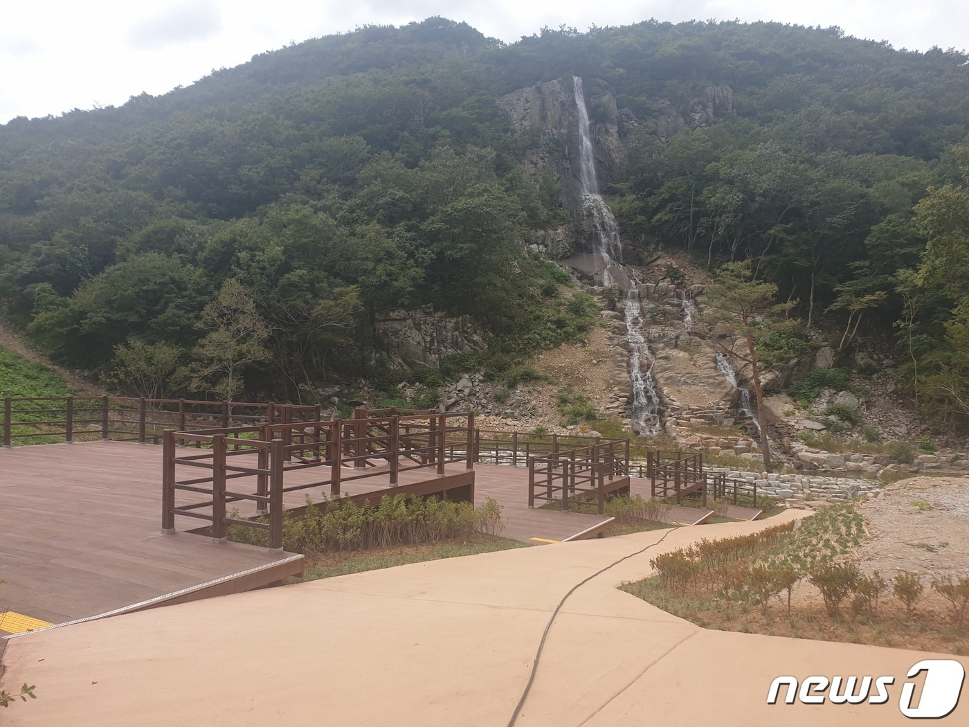  전북 고창군이 도립공원 선운산도립공원의 도솔제 경관폭포와 연계한 무장애 데크길 연장설치와 폭포앞 소공원 공사를 완료했다.(고창군 제공)2022.11.20/뉴스1