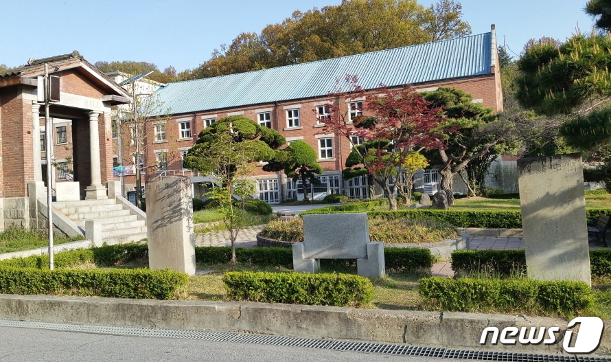 전북 전주신흥학교 교정에 위치한 전주 완산희현당사적비 모습.&#40;전주시 제공&#41;2022.11.20/뉴스1