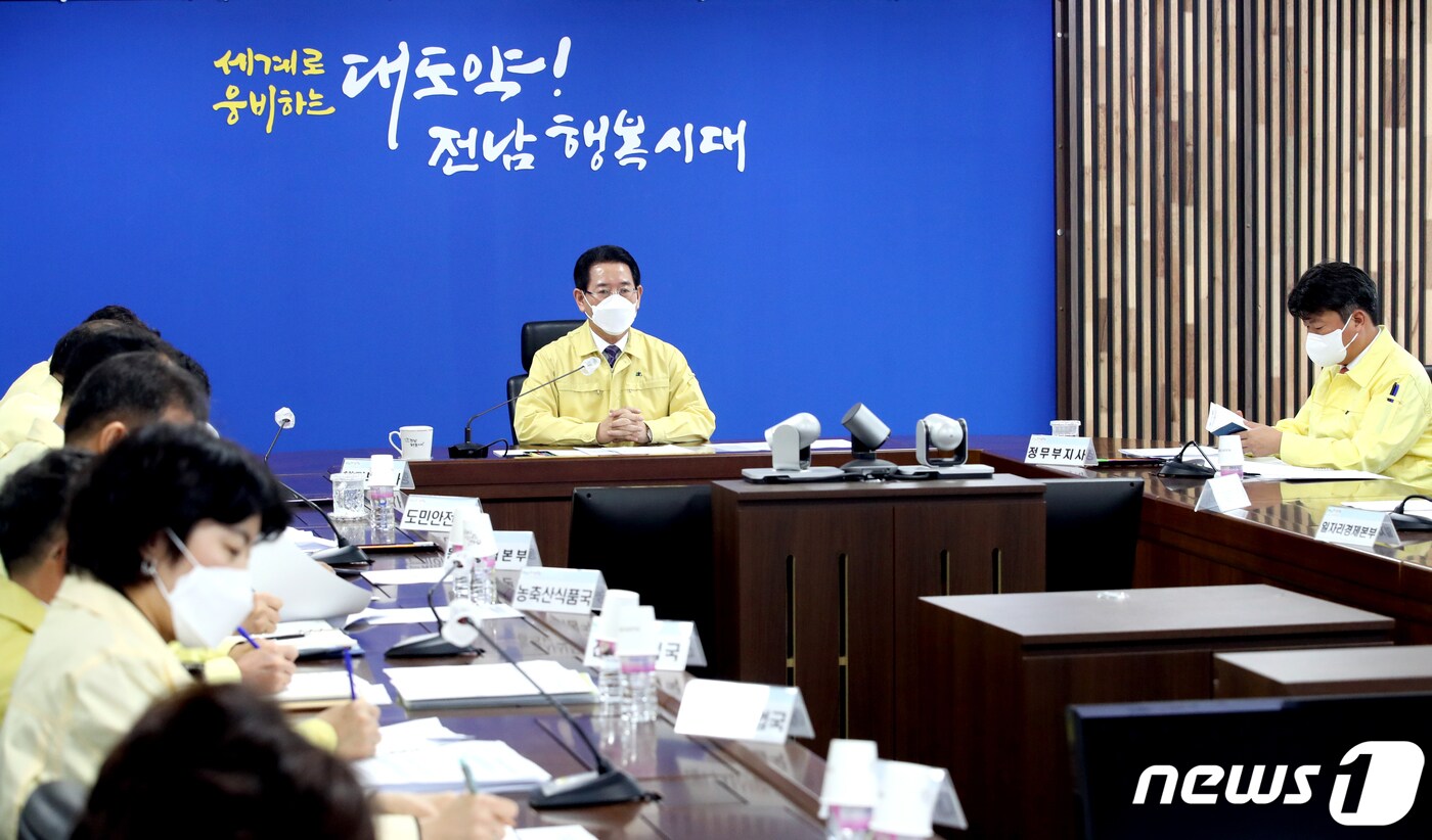 김영록 전라남도지사가 21일 도청 재난종합상황실에서 ‘가뭄대책 상황 보고회’를 주재하고 광역상수도가 연결되지 않은 도서지역 물 공급 대책을 확인하고 개선할 것과 항구적 가뭄 극복 대책을 조속히 수립할 것을 당부하고 있다.(전남도 제공) 2022.11.21/뉴스1 ⓒ News1 전원 기자