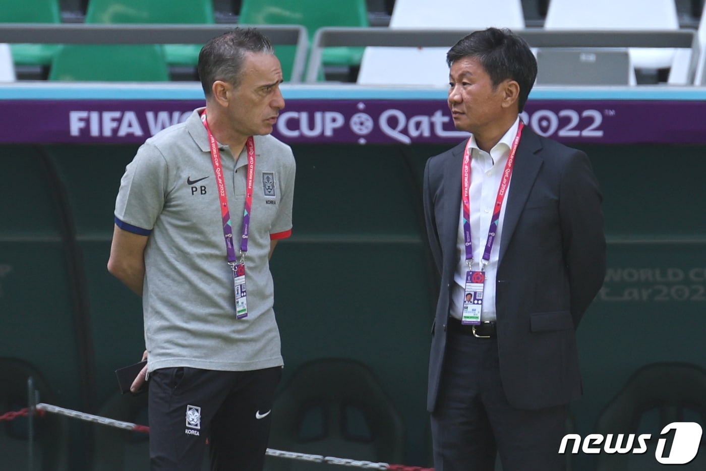 정몽규 대한축구협회장(오른쪽)이 최근 UAE 축구대표팀 사령탑에서 경질된 벤투 감독에게 응원 메시지를 보냈다. 벤투는 2022 카타르 월드컵에서 한국의 16강을 견인한 지도자다. ⓒ News1 이광호 기자