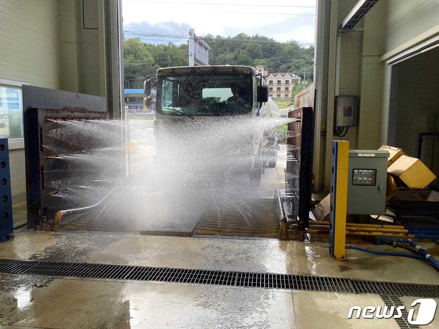 나주 거점 소독시설에서 조류인플루엔자 차단을 위한 소독이 진행되고 있는 모습.(전남도 제공) 2022.11.22/뉴스1 ⓒ News1