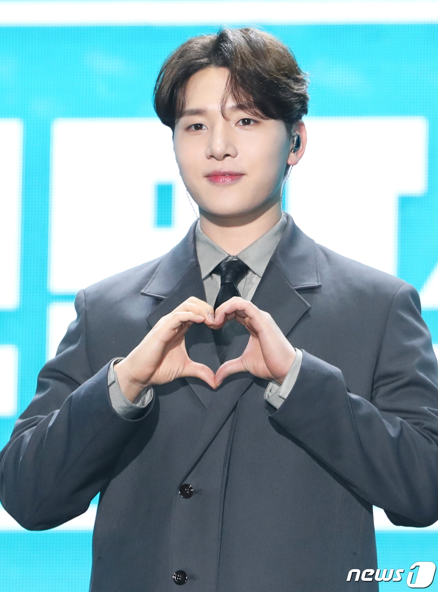 고막소년단 김민석이 22일 오후 서울 강서구 KBS아레나에서 가진 데뷔 미디어 쇼케이스에서 포즈를 취하고 있다. '고막소년단'은 ‘고막을 녹이는데 딱 한 소절이면 충분하다‘는 다섯 명의 고막남친들이 모인 그룹으로 폴킴, 김민석, 정승환, 하현상, 빅나티로 구성됐다. 2022.11.22/뉴스1 ⓒ News1 권현진 기자