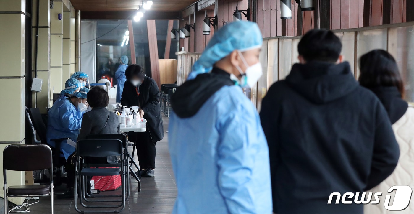 23일 오전 서울 송파구 보건소에 마련된 선별검사소에서 시민들이 진단 검사를 받기 앞서 의료진과 무답을 나누고 있다. 질병관리청 중앙방역대책본부&#40;방대본&#41;는 23일 0시 기준 신종 코로나바이러스 감염증&#40;코로나19&#41; 확진자가 7만324명 발생했다고 밝혔다. 이날 확진자는 수요일&#40;화요일 발생&#41; 기준으로 5주째 상승해 지난 9월 14일&#40;9만3949명&#41; 이후 10주 만에 최다 규모를 나타냈다. 2022.11.23/뉴스1 ⓒ News1 민경석 기자