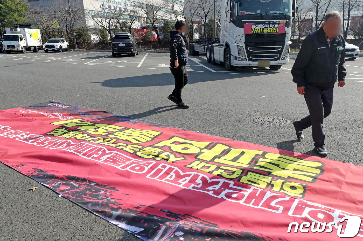 김동연 경기도지사는 23일 저녁 자신의 페이스북에 올린 글에서  &#34;경기도는 화물연대 파업종료 시까지 도민 불편을 최소화하는데 만전을 기하겠다&#34;고 밝혔다./뉴스1 ⓒ News1 조태형 기자