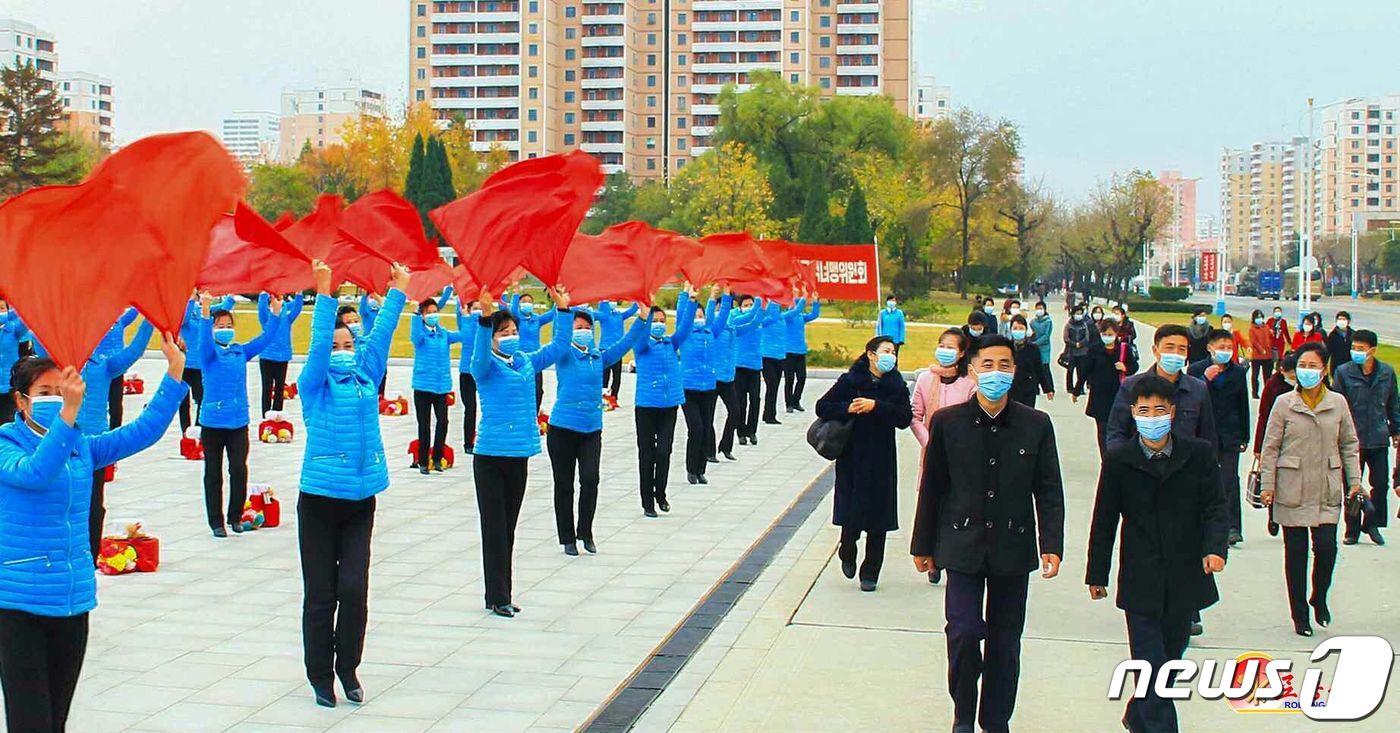 (평양 노동신문=뉴스1) = 노동당 기관지 노동신문은 24일 '출근길 선전선동' 현장 사진을 전하며 관련 의미도 부각했다. 신문은 이를 "신심과 낭만이 넘치는 아침"으로 묘사하며 "희망찬 미래를 향해 신심 드높이 나아가는 우리 인민의 낙관에 넘친 모습"이라고 전했다. [국내에서만 사용가능. 재배포 금지. DB 금지. For Use Only in the Republic of Korea. Redistribution Prohibited] rodongphoto@news1.kr