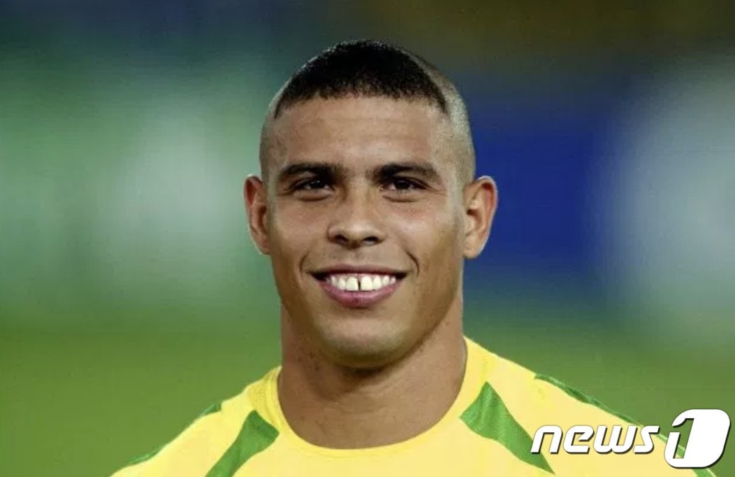 2002년 월드컵 당시 독특한 머리 스타일로 화제를 모았던 브라질 축구 스타 호나우두. (영국 매체 '커트오프사이드' 트위터 갈무리)