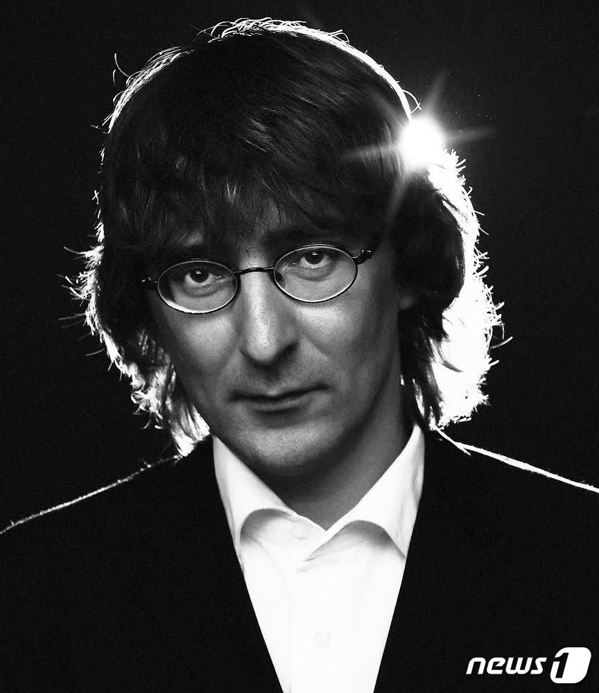 대구 수성문화재단 수성아트피아는 다음달 8일 한영아트센터 안암홀에서 '12월 차이코프스키 겨울의 애상' 공연을 무대에 올린다. 사진은 공연 무대에 서는 피아니스트 세르게이 타라소프. (수성아트피아 제공)/뉴스1