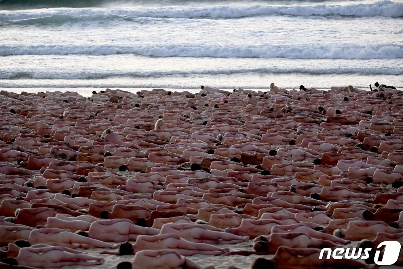 호주 시드니 본다이 비치에서 열린 피부암 정기 검진 촉진 행사에 참여한 2500명의 참가자들이 옷을 벗고 누웠다. ⓒ AFP=뉴스1
