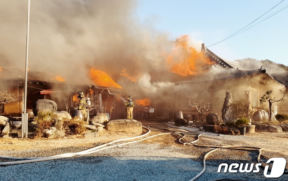 26일 오후 3시30분쯤 충북 충주시 주덕읍 대곡리 한 식당에서 화재가 발생해 소방당국이 진화작업을 벌이고 있다.&#40;충북도소방본부&#41; / 뉴스1