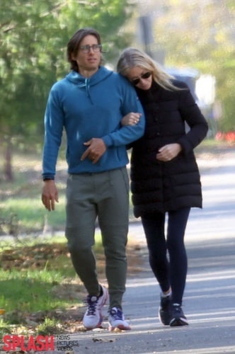 기네스 팰트로(오른쪽)과 그의 남편 브래드 팰 척 사진제공=Splash News ⓒ 뉴스1