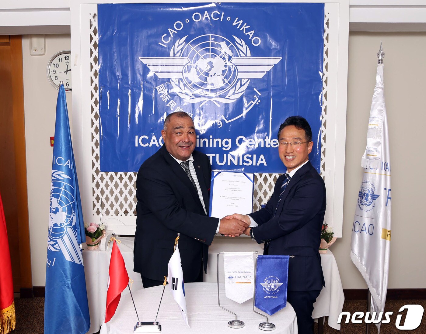 강용규 인천국제공항공사 인재개발원장과 하싼 쎄딕 튀니지 항공교육원 원장이 24일(현지시간) 튀니지 투니스에서 교육협력 업무협약을 체결하고 있다. (인천공항공사 제공) 2022.11.28/뉴스1