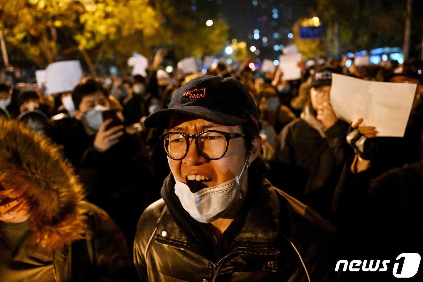 28일&#40;현지시간&#41; 중국 베이징에서 정부의 고강도 제로 코로나19 봉쇄 정책에 항의하고 우루무치 화재 희생자를 추모하는 주민이 “봉쇄 해제하라” “시진핑 물러나라” 는 구호를 외치며 밤샘 시위를 하고 있다. ⓒ AFP=뉴스1 ⓒ News1 우동명 기자