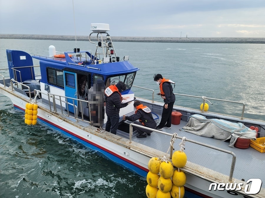 군산해경 형사기동정 직원들이 해양안전 저해사범에 대한 특별단속을 벌이고 있다.(군산해경 제공) 2022.11.29/뉴스1