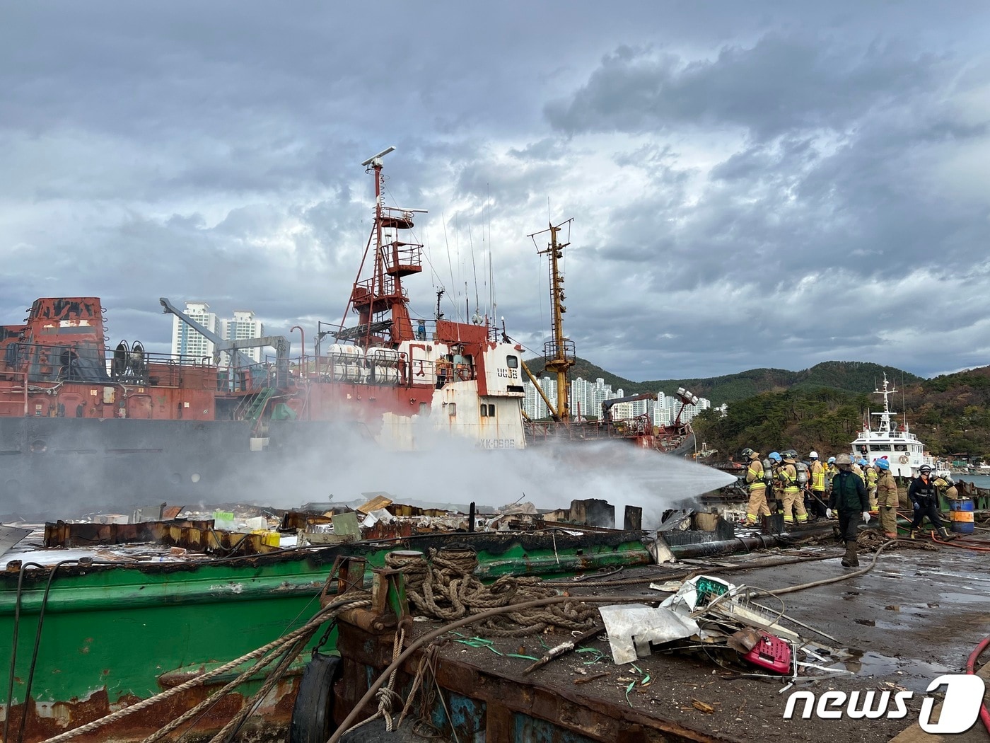 29일 오전 9시6분쯤 부산 사하구 한 조선소에서 해체 작업 중인 러시아 국적의 선박(966톤)에서 불이 났다. 사진은 화재 현장.(부산소방재난본부 제공) 