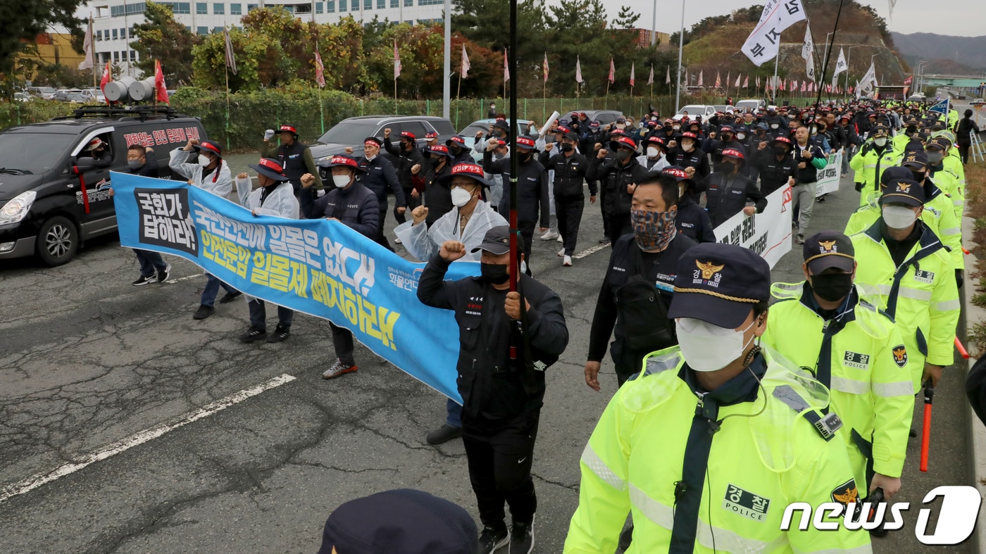 민주노총 공공운수노조 화물연대본부의 집단운송거부&#40;총파업&#41; 행동이 엿새째 이어진 29일 오후 부산 강서구 부산신항 인근도로에서 화물연대 부산지역 노조원들이 행진을 하고 있다. 2022.11.29/뉴스1 ⓒ News1 김영훈 기자