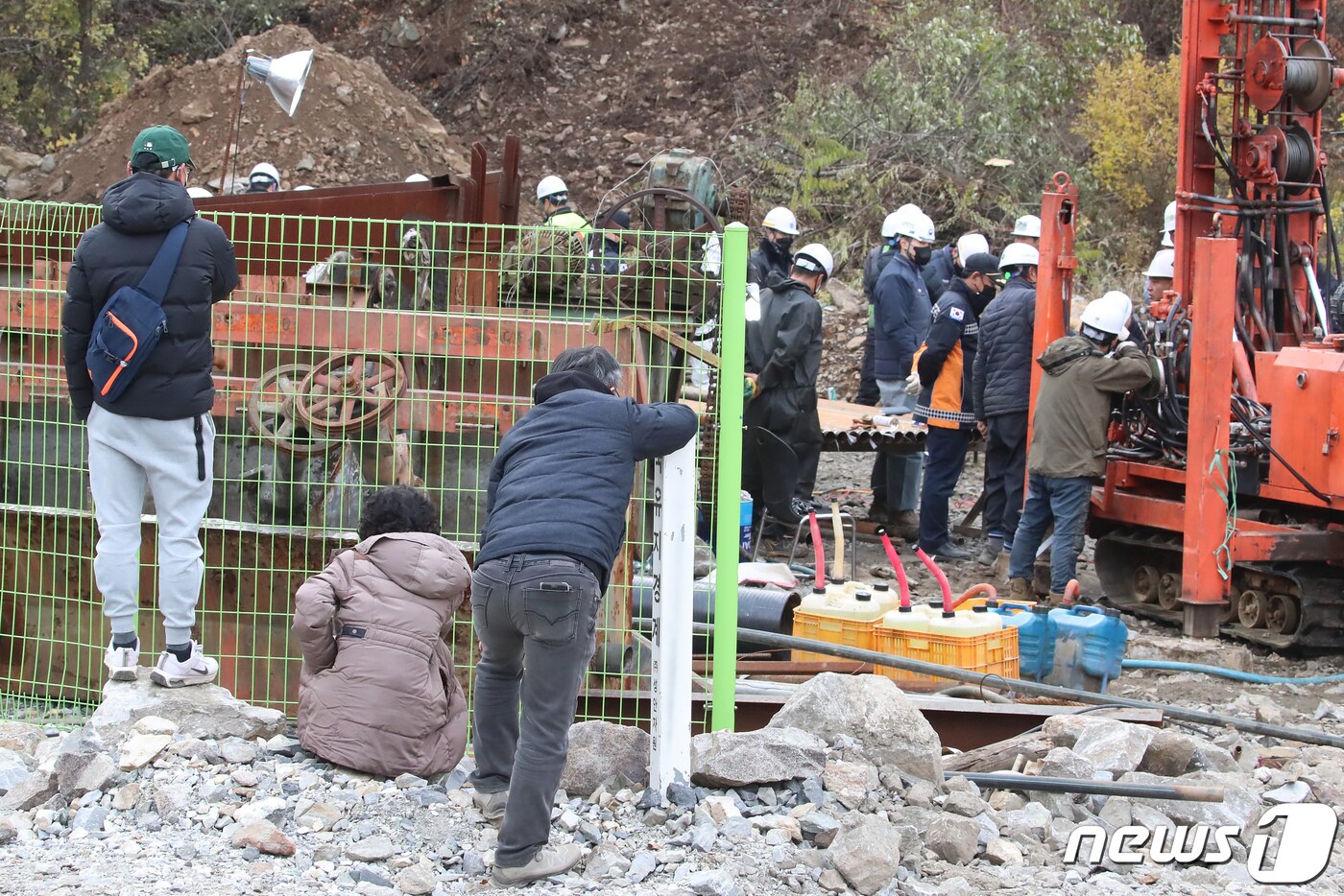 3일 오전 경북 봉화군 아연광산 매몰 사고 현장에서 한국광해광업공단 등 구조반 관계자들이 천공기를 이용해 확보한 지하 170m 지점에 내시경을 넣어 고립 작업자들의 생존 여부를 확인하고 있다. 뒤편에서 가족들이 구조작업을 애타게 지켜보고 있다. 2022.11.3/뉴스1 ⓒ News1 공정식 기자