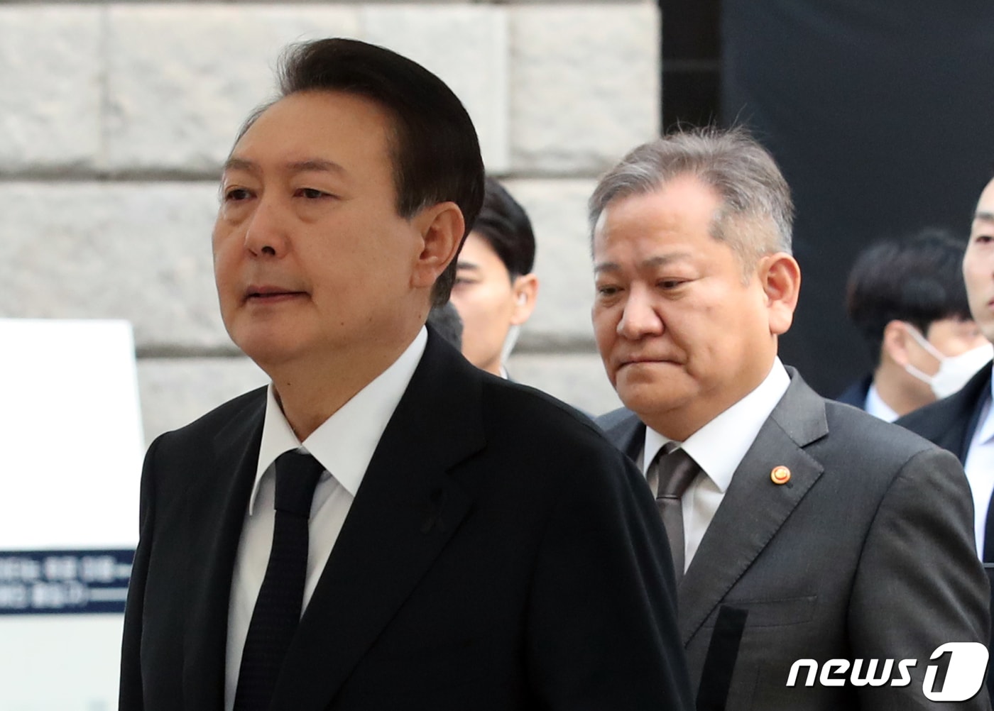 윤석열 대통령이 2022년 11월 3일 오전 이상민 행안부 장관(뒤)과 함께 서울광장에 마련된 이태원 사고 사망자 합동분향소를 찾아 조문을 마친 뒤 이동하고 있다. 2022.11.3/뉴스1 ⓒ News1 송원영 기자