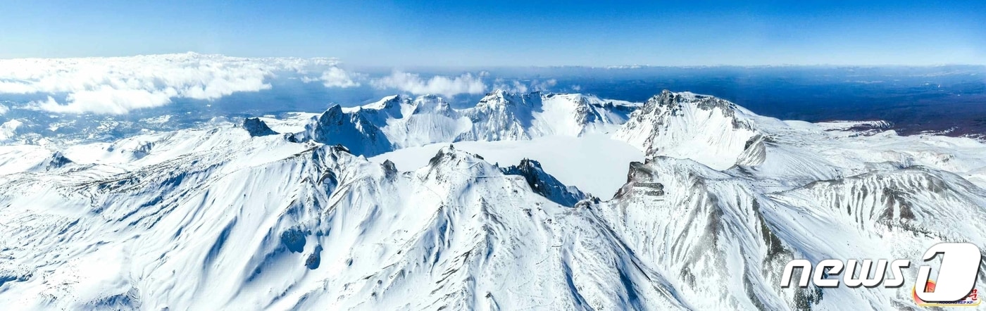 (평양 노동신문=뉴스1) = 30일 북한 노동당 기관지 노동신문 1면. 백두산 전경. [국내에서만 사용가능. 재배포 금지. DB 금지. For Use Only in the Republic of Korea. Redistribution Prohibited] rodongphoto@news1.kr