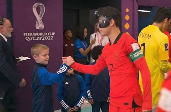 손흥민과 악수에 성공한 소년. (SBS 갈무리)