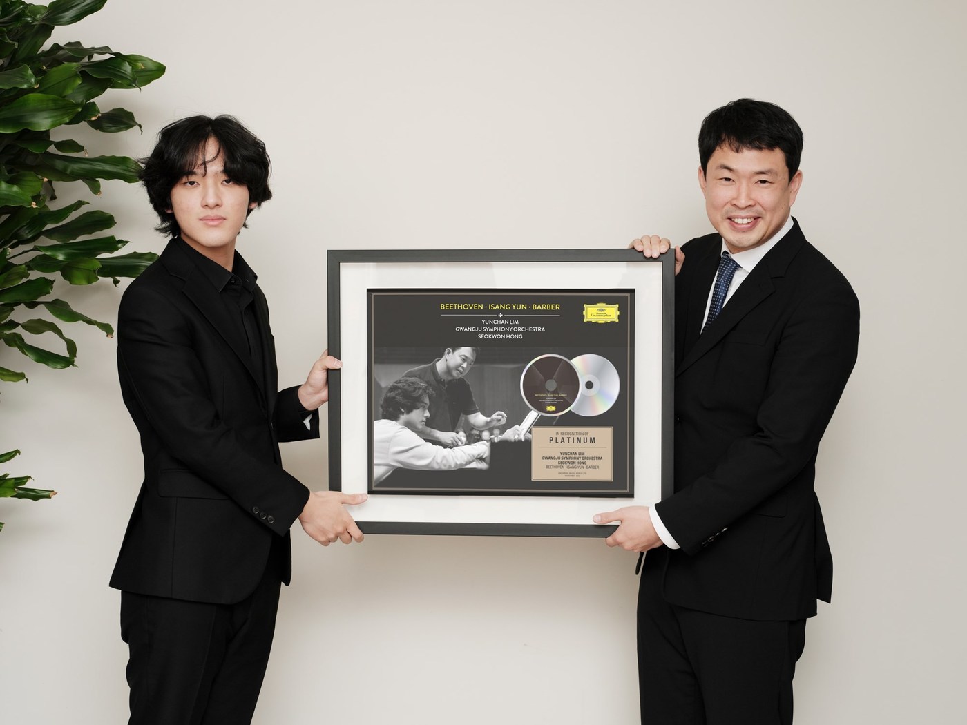 피아니스트 임윤찬(왼쪽)과 광주시립교향악단 상임지휘자 홍석원 (유니버설뮤직 제공)