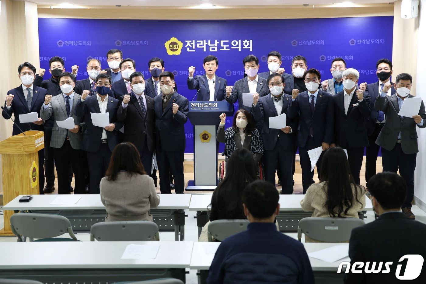 전남도의회 의원들이 30일 도의회 브리핑룸에서 &#39;화물연대 업무개시명령&#39; 규탄 성명을 발표하고 있다.&#40;전남도의회 제공&#41;/뉴스1 