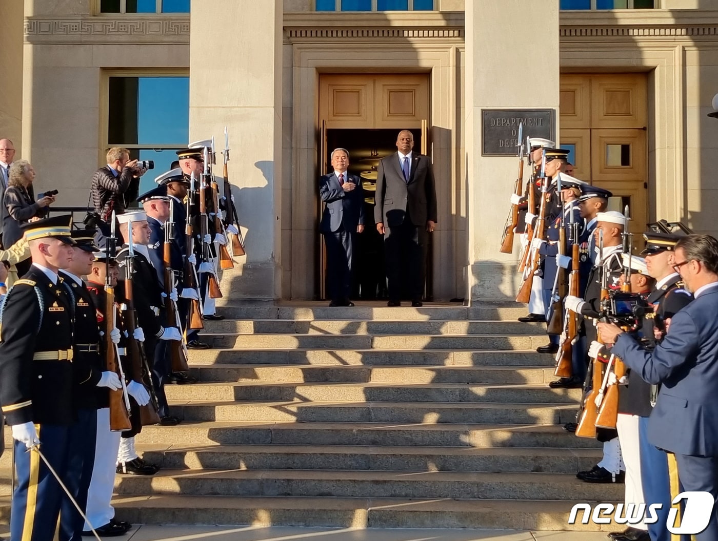 이종섭 국방부장관과 로이드 오스틴 미국 국방부장관이 3일(현지시간) 제54차 한미안보협의회의(SCM)에 앞서 미국 국방부 청사(펜타곤) 입구에서 의장행사에 참석해 국기에 경례하고 있다. (국방부 제공) 2022.11.4/뉴스1