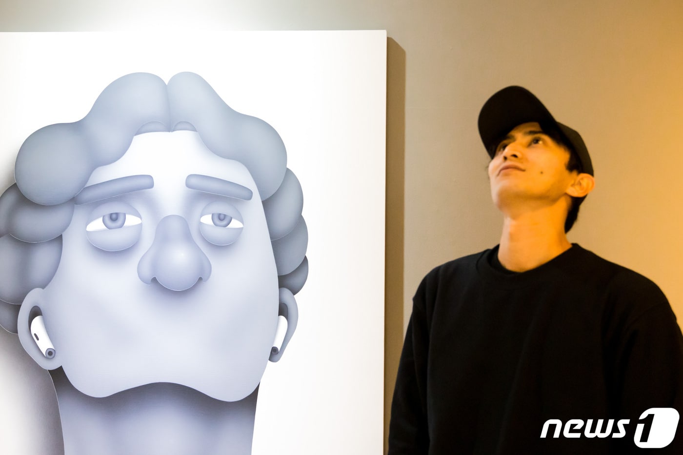 일본의 젊은 작가 엔케이 신(NKSIN)은 지난 4일 서울 종로구 삼청동 갤러리애프터눈에서 전시한 '입 없는' 연작 앞에서 포즈를 취하고 있다. 2022.11.4/뉴스1 박정환 기자