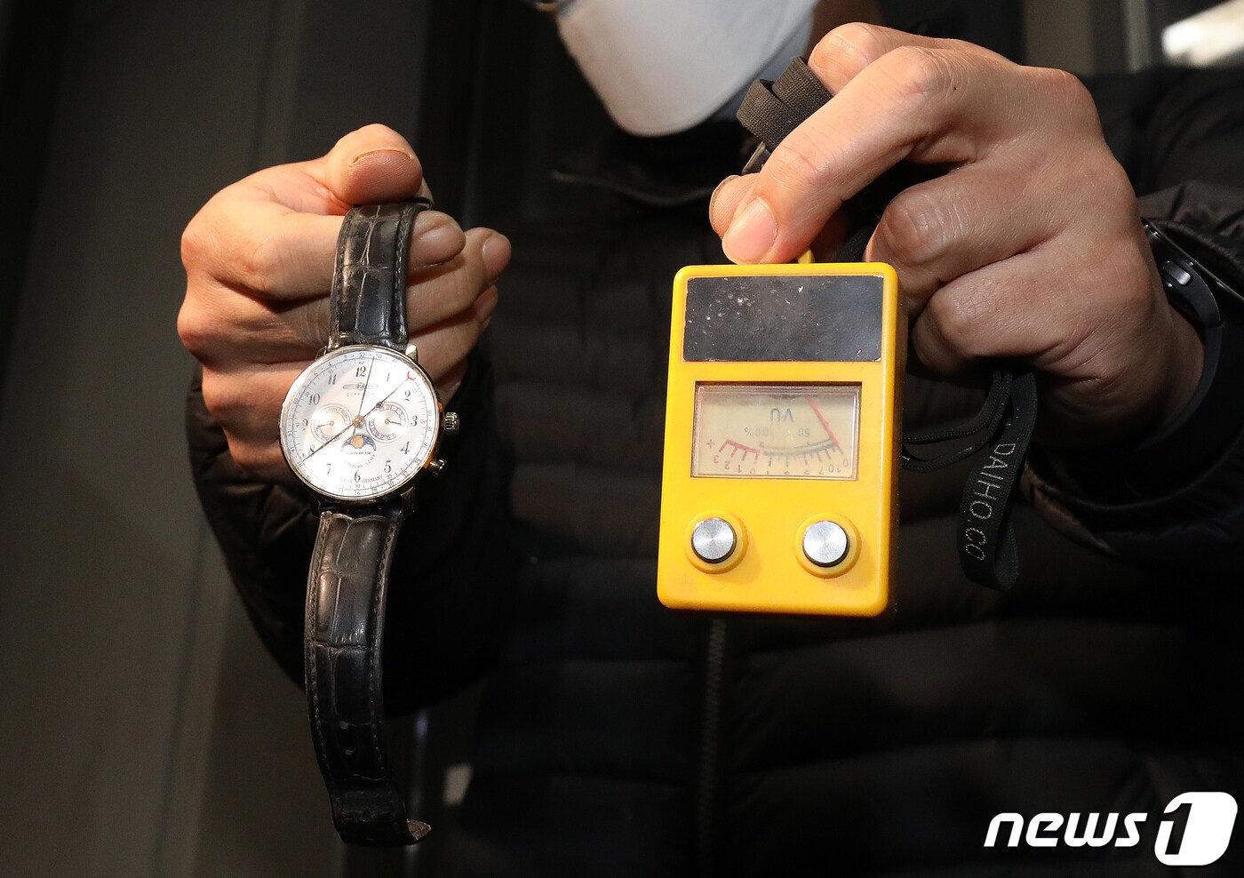 경북 봉화군 아연광산 매몰 사고로 고립됐던 작업자 2명이 10일만인 4일 오후 11시3분쯤 무사히 구조됐다. 5일 오전 안동병원에서 27년 베테랑 작업자 큰아들 박근형씨가 아버지 휴대품 가운데 손목시계&#40;왼쪽&#41;와 발파 도통시험기&#40;전기발파 테스터기&#41;를 취재진에게 보여주고 있다. 2022.11.5/뉴스1 ⓒ News1 공정식 기자
