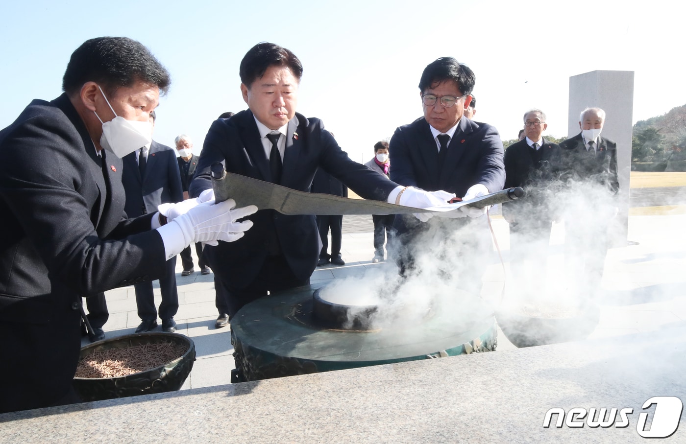 제주 4·3사건 발생 74년만에 희생자와 유족에 대한 첫 보상금 지급이 이뤄진 7일 오전 오영훈 제주지사와 김경학 제주도의회 의장이 제주시 봉개동 4·3평화공원 위령제단에서 보상금 지급결정통지서를 헌정하고 있다. 2022.11.7/뉴스1 ⓒ News1 오현지 기자
