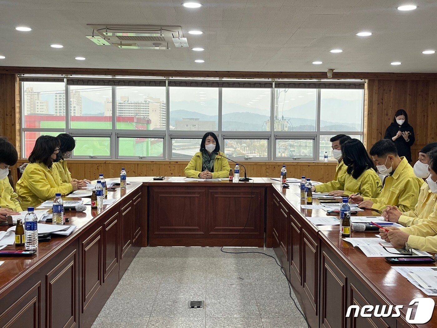 최근 강원 철원에서 소나무재선충병 감염목이 확인된 가운데 북부지방산림청이 7일 철원군산림조합 회의실에서 산림청, 국립산림과학원, 강원도, 철원군, 한국임업진흥원 등과 긴급 방제대책회의을 열고 있다. (북부지방산림청 제공) 2022.11.7/뉴스1