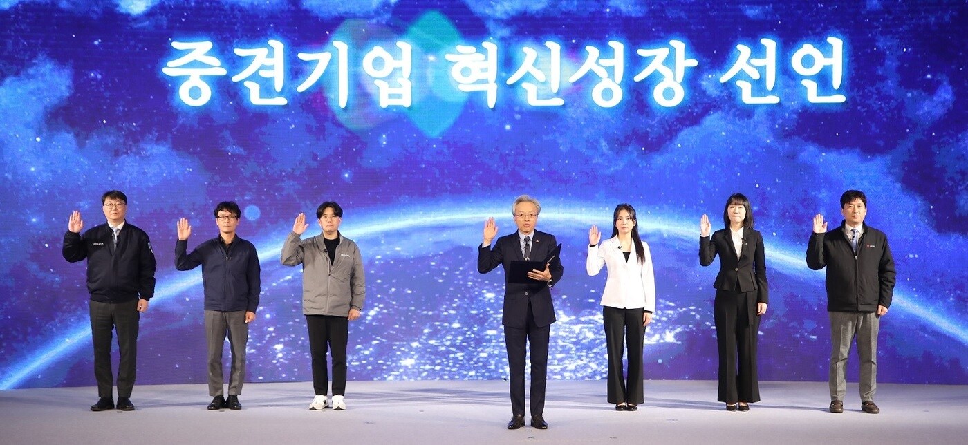 왼쪽부터 임대규 코스맥스 상무, 김용규 미래나노텍 전무, 박영학 로지스올 실장, 최진식 한국중견기업연합회 회장, 조예은 고영테크놀러지 연구원, 이은별 메가존클라우드 매니저, 정희석 엠케이전자 팀장이 혁신 선언을 하고 있다.(한국중견기업연합회 제공)