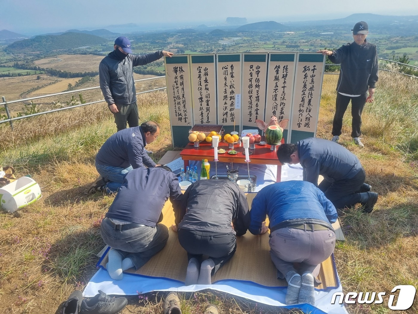 구좌농협은 지난 7일 용눈이오름에서 구좌농협 임직원과 고재완 구좌읍장 및 읍사무소 직원, 제주당근연합회 등과 농심을 위로하고 단비를 기원하는 기우제를 봉행했다고 8일 밝혔다(농협 제공)