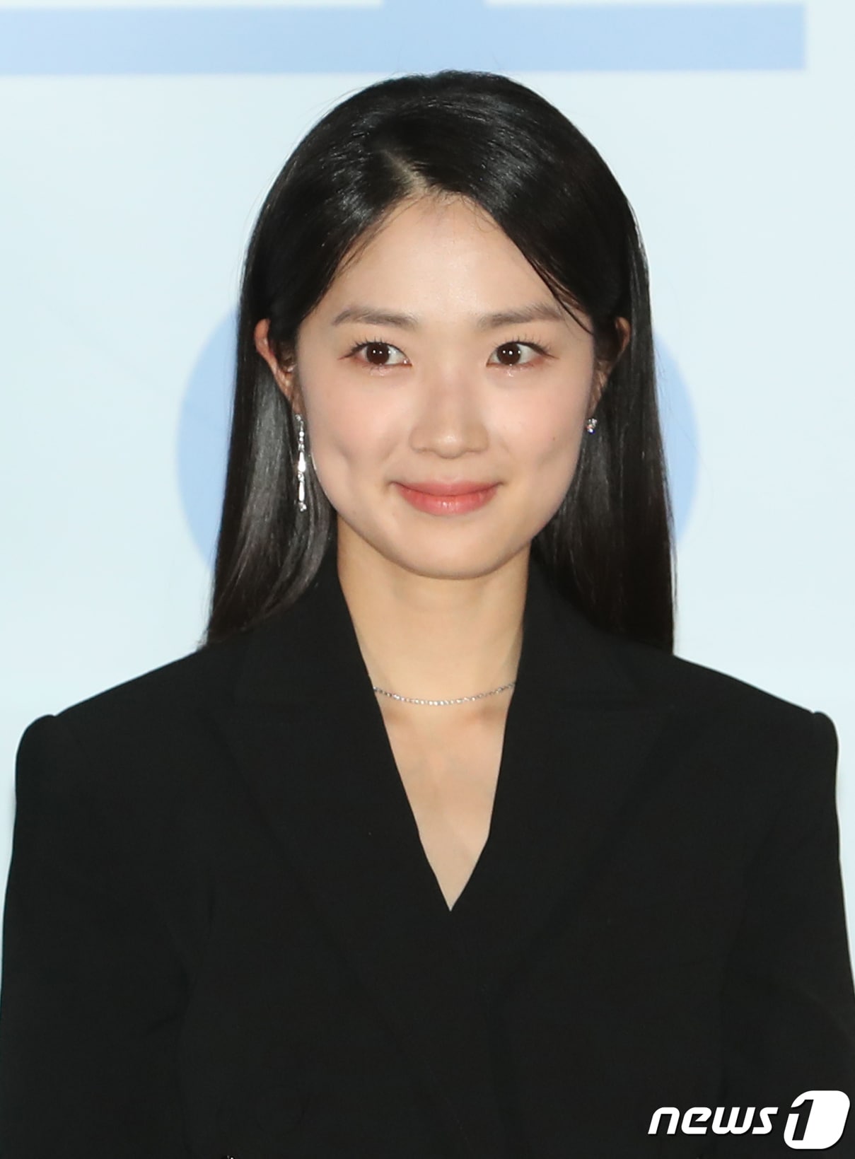 배우 김혜윤이 8일 서울 용산구 CGV 용산아이파크몰에서 열린 영화 '동감'(감독 서은영) 언론시사회에서 매력을 발산하고 있다. '동감'은 1999년의 용(여진구 분)과 2022년의 무늬(조이현 분)가 우연히 오래된 무전기를 통해 소통하면서 벌어지는 이야기를 그린 청춘 로맨스다. 2022.11.8/뉴스1 ⓒ News1 권현진 기자