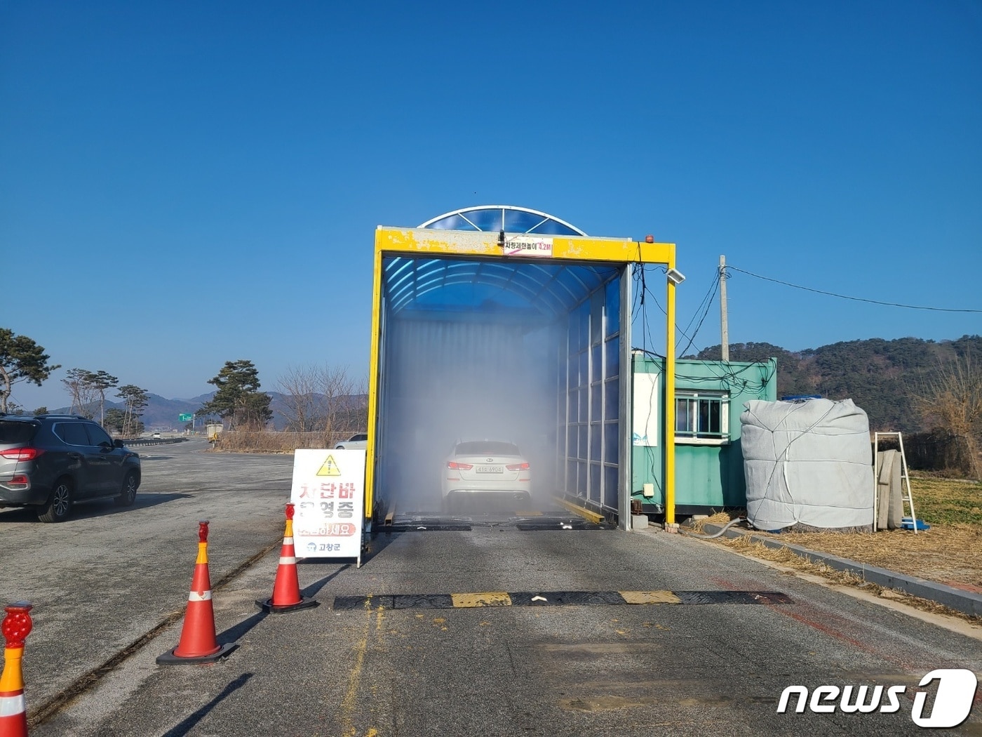 전북 고창군이 최근 도내 가금농장에서 고병원성 조류인플루엔자가 발견됨에 따라 관내 유입 차단을 위한 AI 집중 방역에 나섰다. 고창군 24시간 거점 소독시설&#40;고창군 제공&#41;2022.11.9/뉴스1ⓒ News1 박제철 기자