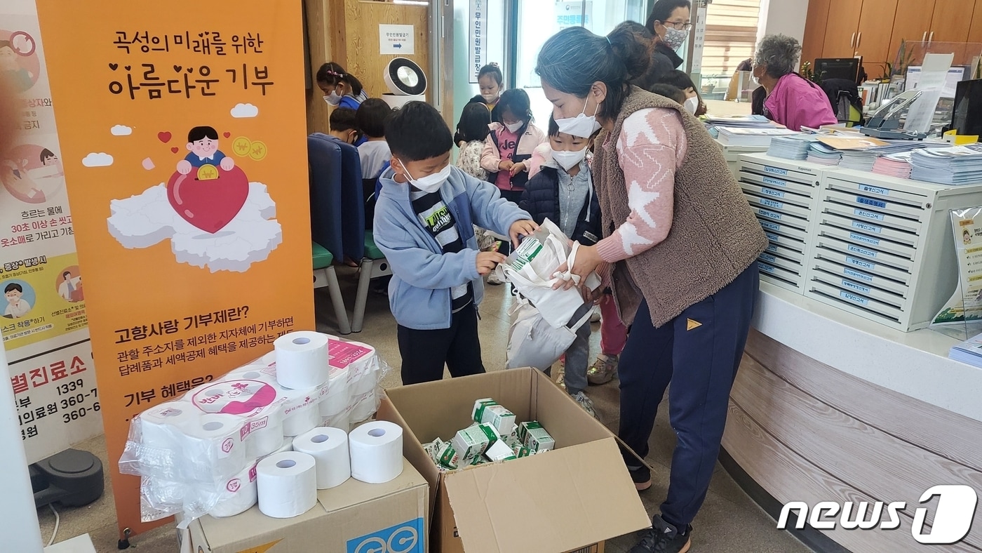 9일 곡성유치원생 22명이 우유팩과 건건지 등을 모아 재활용품 수거에 동참했다&#40;곡성군 제공&#41;2022.11.9/뉴스1