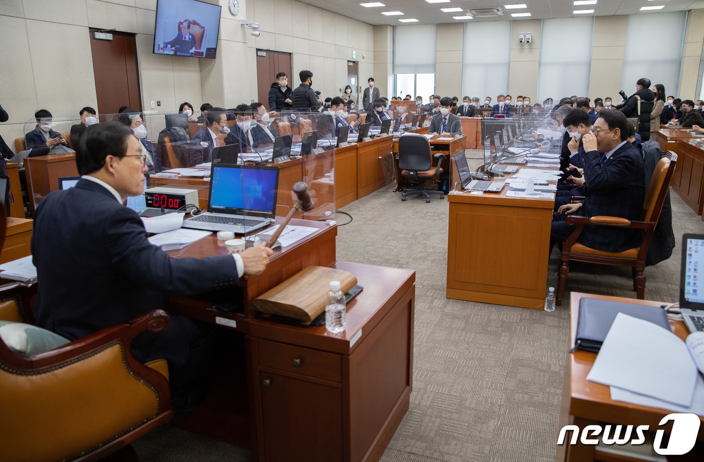 이채익 국회 행정안전위원회 위원장이 1일 오전 서울 여의도 국회에서 열린 행정안전위원회 전체회의에서 의사봉을 두드리고 있다. 2022.12.1/뉴스1 ⓒ News1 이재명 기자