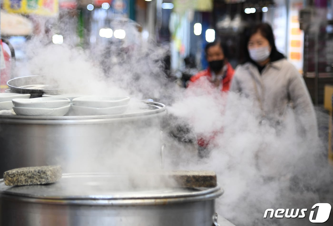 한파 특보가 내려진 지난 1일 경남 거창군 거창읍 거창전통시장의 국밥집 찜통에서 김이 모락모락 피어오르고 있다. &#40;거창군 제공&#41; 2022.12.1/뉴스1