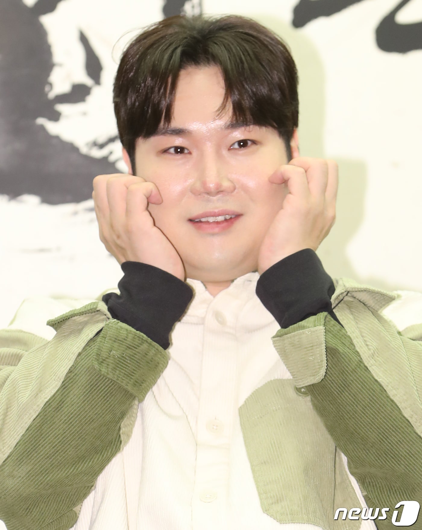 가수 유재환이 1일 서울 마포구 스탠포드호텔코리아에서 진행된 ENA 새 예능 '효자촌' 제작발표회에서 포즈를 취하고 있다. '효자촌'은 오로지 효를 위해 만들어진 가상의 공간 효자촌에 입성한 효도 5인방이 각자의 부모와 동거하면서 효를 실천하는 모습을 담는 효도 버라이어티다. 2022.12.1/뉴스1 ⓒ News1 권현진 기자