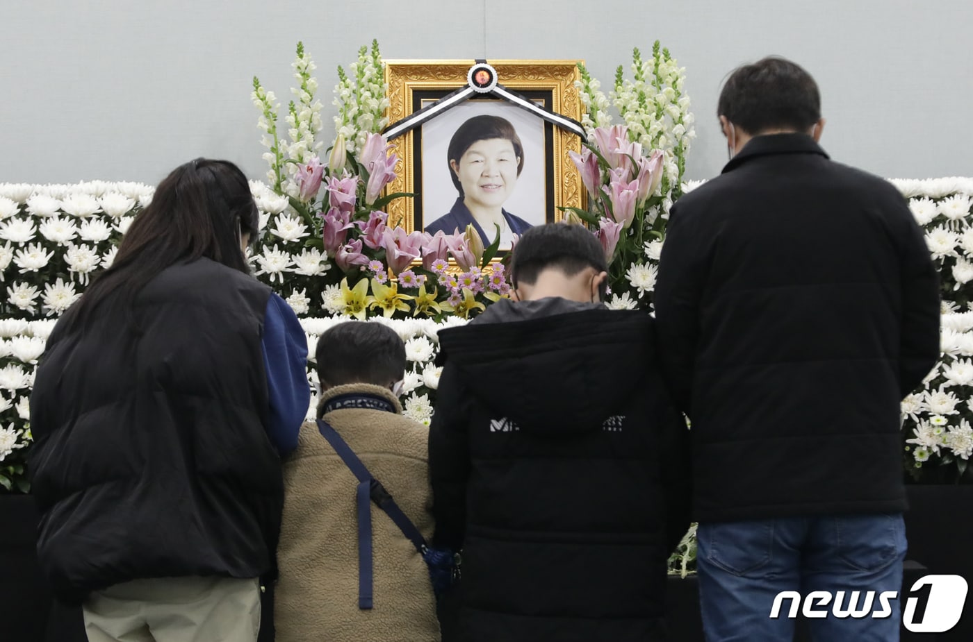 10일 오후 울산시교육청 외솔회의실에 마련된 고(故) 노옥희 울산교육감 분향소를 찾은 조문객들이 묵념하고 있다. 2022.12.10/뉴스1 ⓒ News1 윤일지 기자